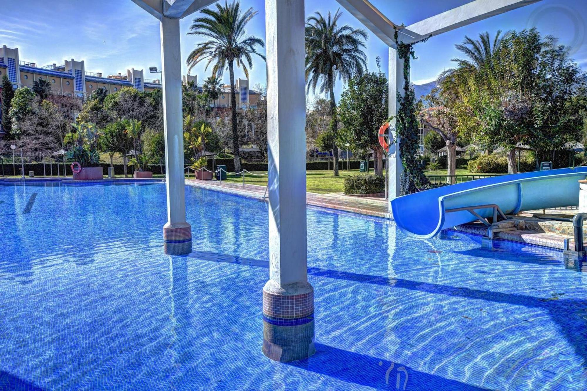Deluxe Apartment In Benalbeach With Beach Views Benalmádena Esterno foto
