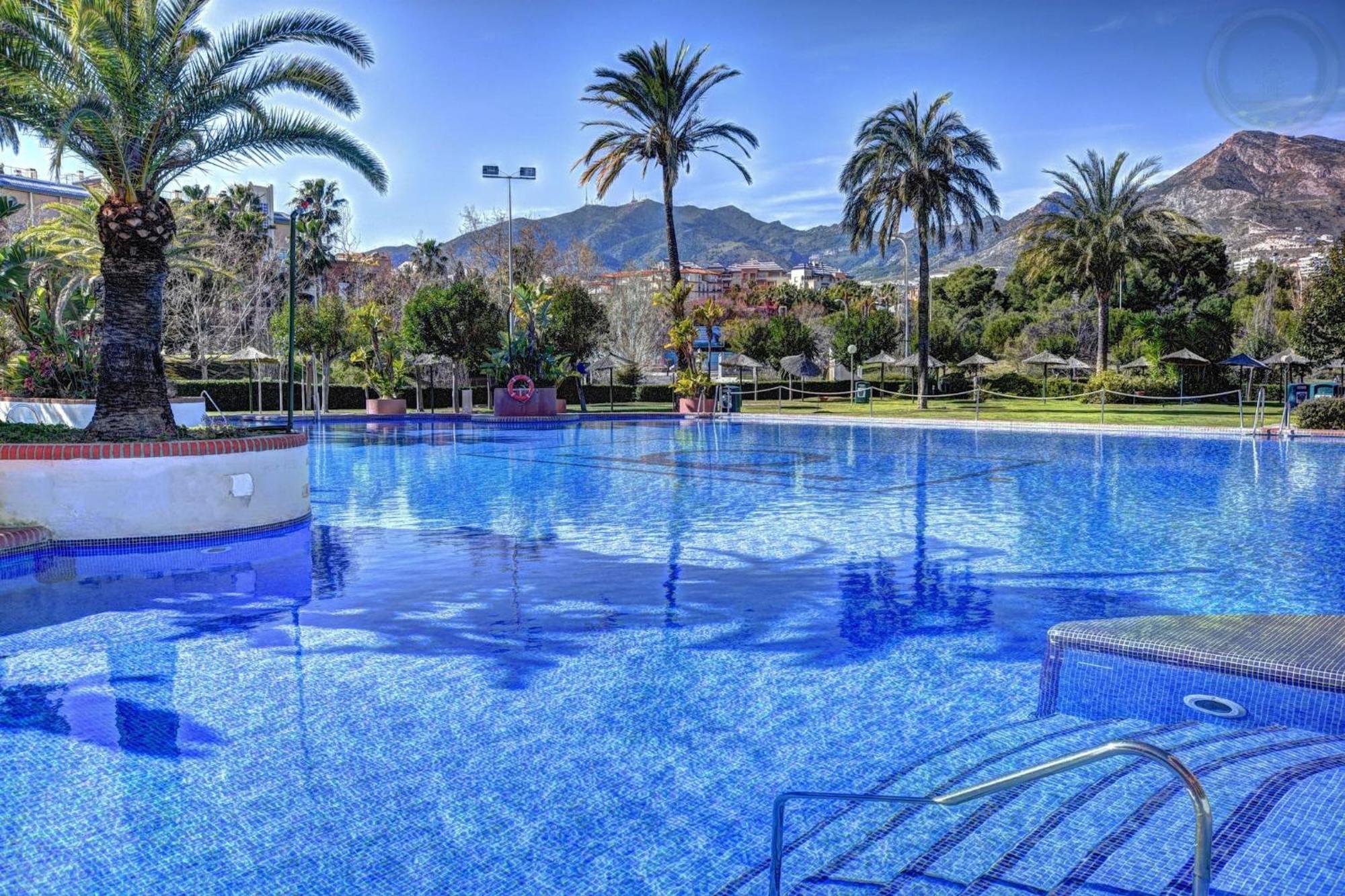 Deluxe Apartment In Benalbeach With Beach Views Benalmádena Esterno foto